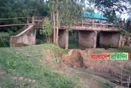 ব্রিজের নিচে ইটের বাঁধে সংযোগ সড়কে ভাঙন, ভোগান্তি চরমে