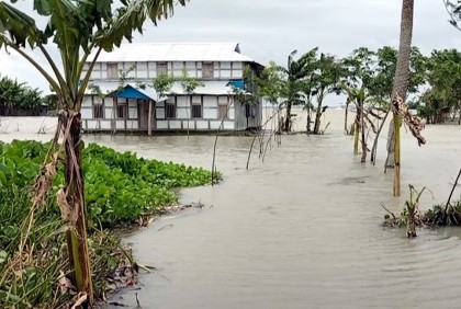 উত্তাল বঙ্গোপসাগর, টানা বর্ষণে স্থবির জনজীবন