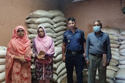 চিরিরবন্দরে সার মজুদ ও বেশি দামে বিক্রির দায়ে দুই ব্যবসায়ীর জরিমানা
