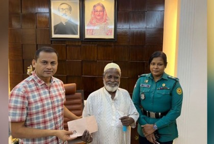 ছিনতাইকারীকে ধরলেন বৃদ্ধ ভিক্ষুক, পেলেন পুরস্কার