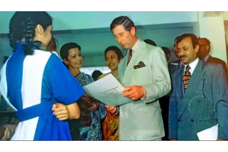 বাংলাদেশ সফরে এসে টিক্কাপাড়া বস্তিতে গিয়েছিলেন রাজা চার্লস

