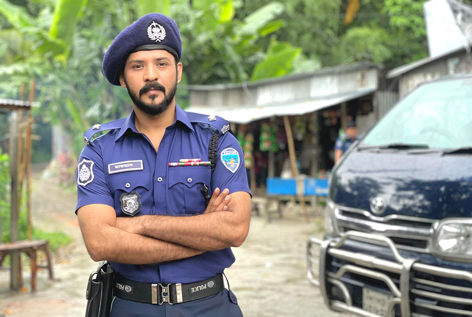 পুলিশ অফিসারের চরিত্রে নিরব