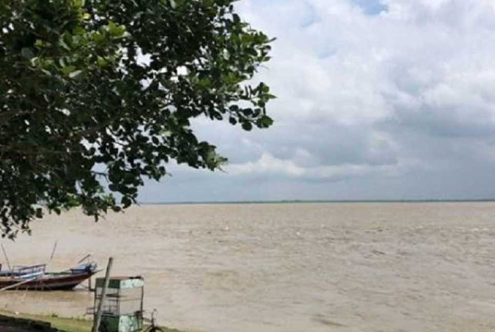 চাঁপাইনবাবগঞ্জে ভাঙন আতঙ্কে পদ্মাপাড়ের বাসিন্দারা


