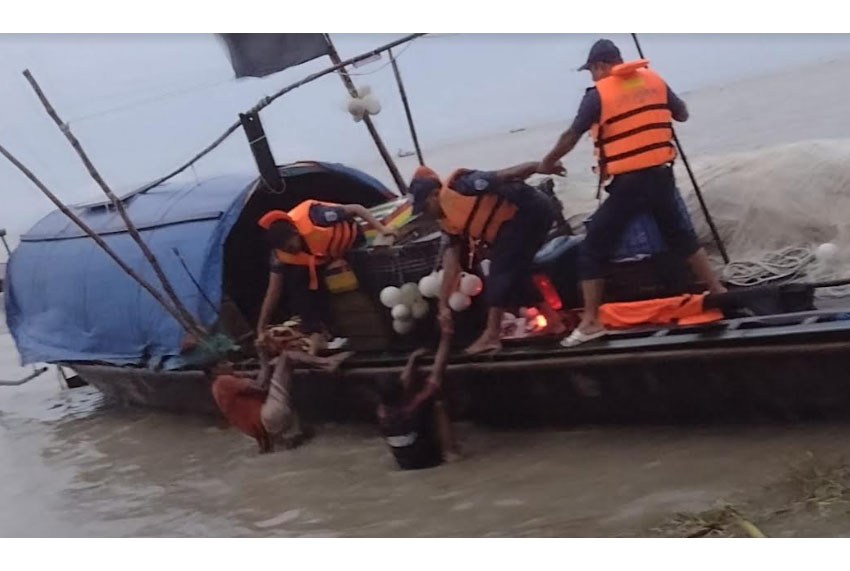 
৯৯৯ এ ফোন কলে প্রাণে বাঁচলো আট জেলে