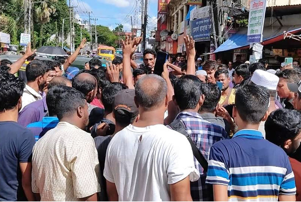 গাড়ি রেকার করায় শ্রমিকদের সড়ক অবরোধ