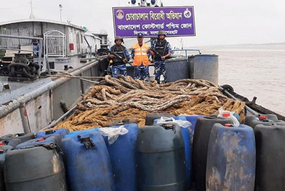 মোংলায় জাহাজ থেকে চুরি করা ৫৫০০ লিটার তেল উদ্ধার