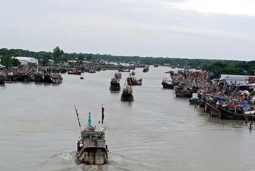 ইলিশের সন্ধানে সাগরে যাত্রা জেলেদের