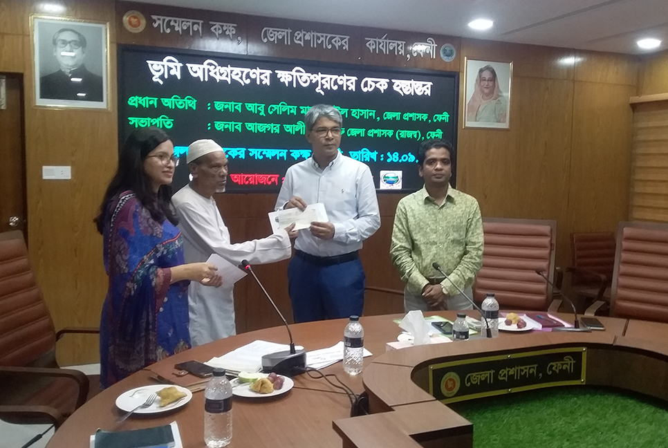 ফেনীতে ভূমি অধিগ্রহণে ক্ষতিগ্রস্তদের মাঝে চেক বিতরণ 