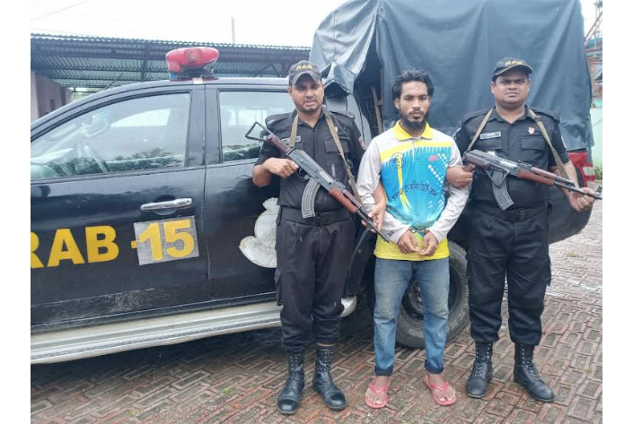 
টেকনাফে র‌্যাবের অভিযানে ক্রিস্টাল মেথ আইসসহ আটক ১