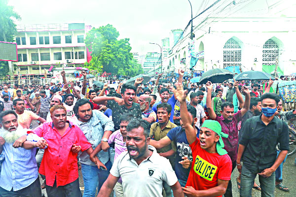 উচ্ছেদের বিরুদ্ধে হকারদের বিক্ষোভ