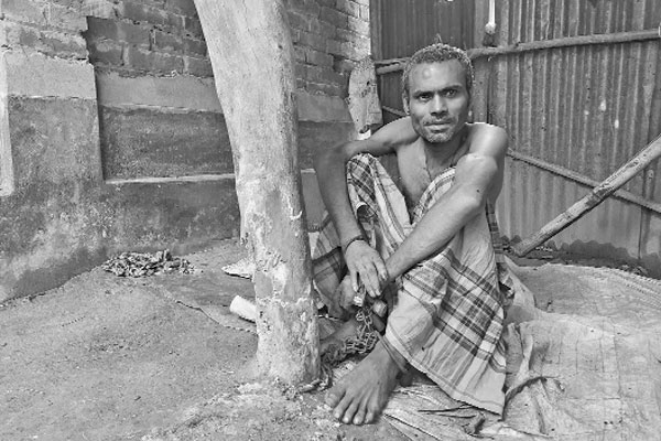 ১০ বছর শিকলে বন্দি