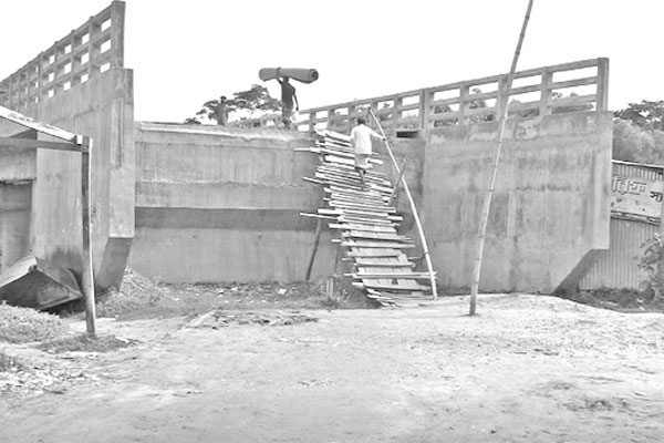 ৪ কোটি টাকার সেতু পার হতে হয় মই দিয়ে