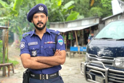 পুলিশ অফিসারের চরিত্রে নিরব