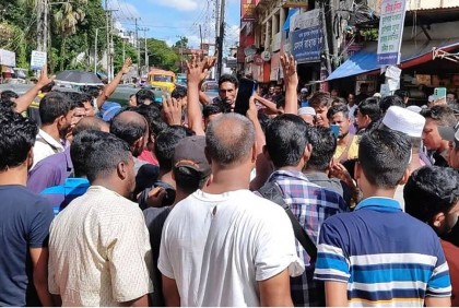 গাড়ি রেকার করায় শ্রমিকদের সড়ক অবরোধ