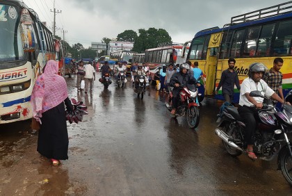 সাড়ে ৯ ঘণ্টা বন্ধ থাকার পর নওগাঁয় বাস চলাচল শুরু