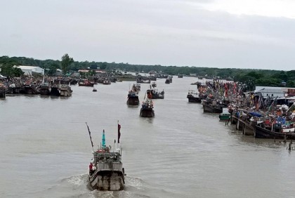 ইলিশের সন্ধানে সাগরে যাত্রা জেলেদের