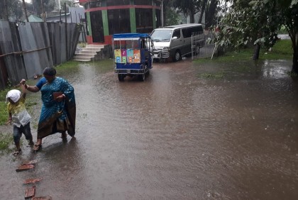 টানা বৃষ্টিতে আখাউড়া আন্তর্জাতিক ইমিগ্রেশনে জলাবদ্ধতা 