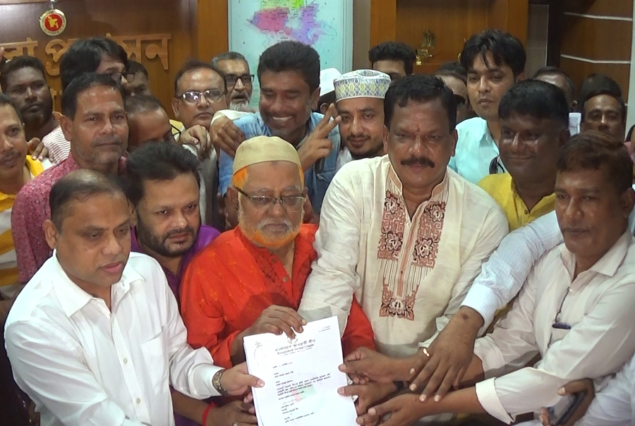 নোয়াখালীতে জেলা পরিষদ নির্বাচনে মনোনয়নপত্র দাখিল