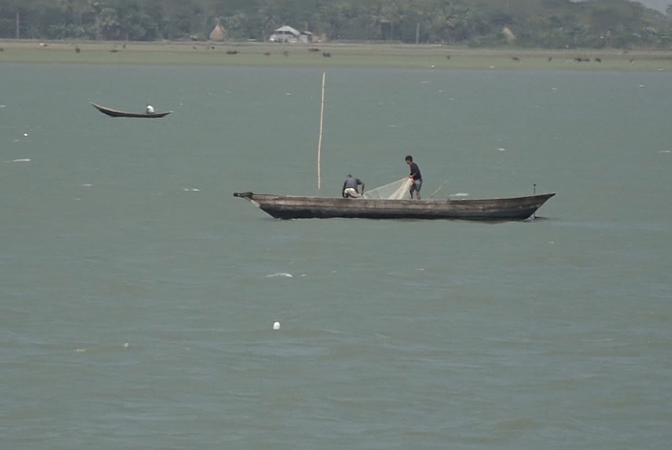 মাছ ধরা নৌকায় বজ্রপাত, মেঘনায় নিখোঁজ ৩ জেলে