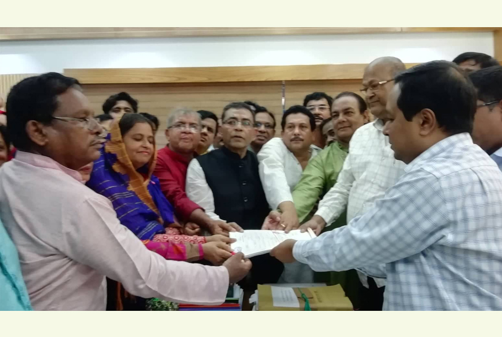 ফরিদপুরে জেলা পরিষদের মনোনয়নপত্র জমা দিয়েছেন প্রার্থীরা