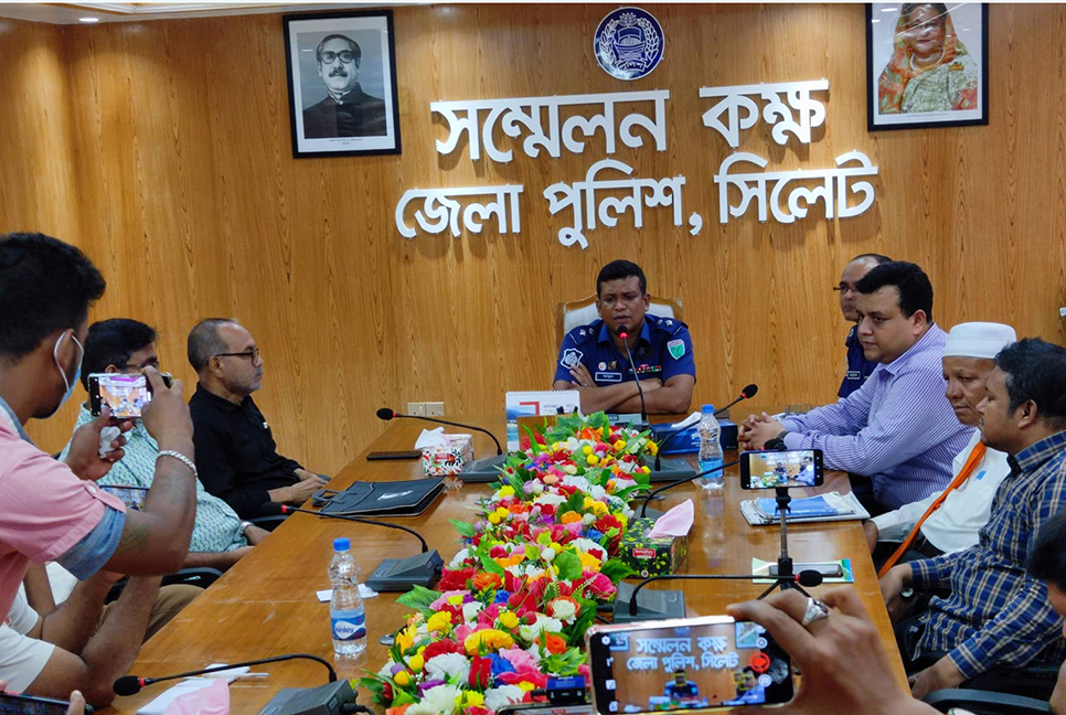 সিলেটে প্রবাসীদের সহায়তায় পুলিশের হেল্পডেস্ক