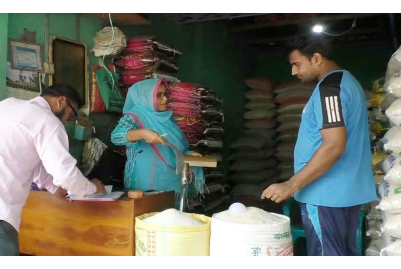 হাকিমপুরে চালের মূল্যতালিকা 
না থাকায় জরিমানা