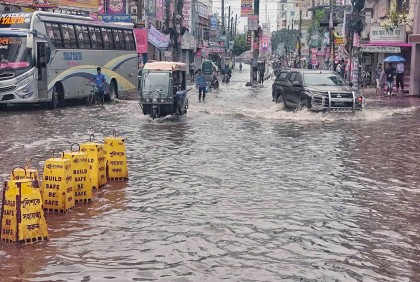 খুলনায় রেকর্ড বৃষ্টিতে জলাবদ্ধতা, দুর্ভোগ চরমে