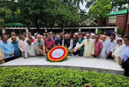 বঙ্গবন্ধুর সমাধিতে আতিয়ার রহমান মুন্সীর শ্রদ্ধা নিবেদন