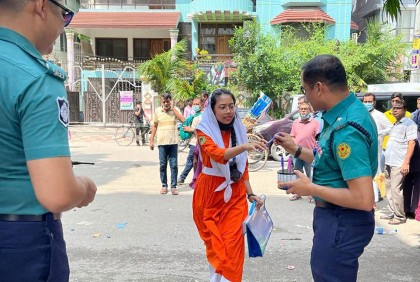 এসএসসি পরীক্ষার্থীদের কেন্দ্রে পৌঁছাতে সহযোগিতা করছে পুলিশ