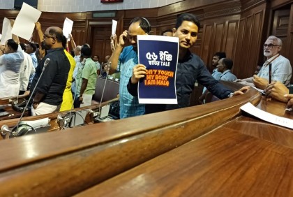 বিজেপি-তৃণমূলের পাল্টা স্লোগান, উত্তাল পশ্চিমবঙ্গের বিধানসভা