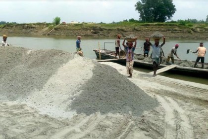 বগুড়ায় অবৈধ বালু 
উত্তোলনে হুমকির মুখে ব্রিজ