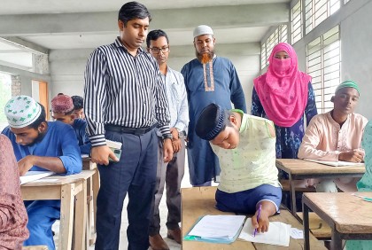 এক পা দিয়ে লিখে এসএসসি পরীক্ষা 