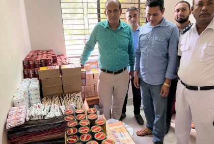 বন্ধন এক্সপ্রেস ট্রেন থেকে ভারতীয় ওষুধ শাড়ি কসমেটিকস জব্দ