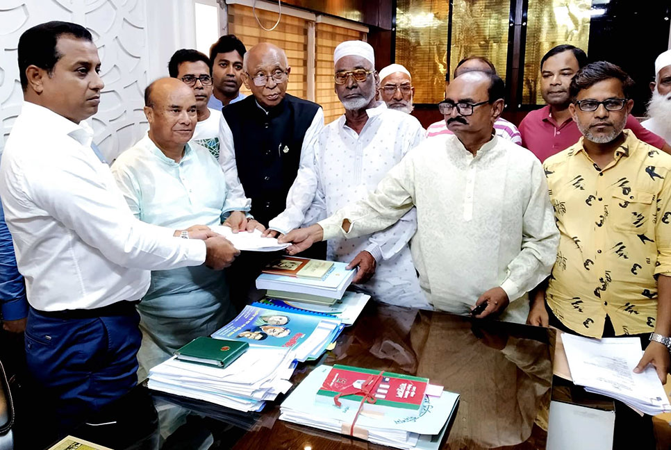জেলা পরিষদ নির্বাচনে চেয়ারম্যান পদে আওয়ামী লীগের দুই নেতার মনোনয়ন জমা