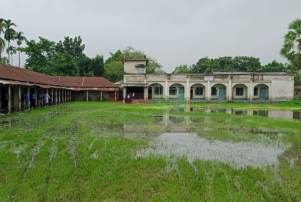 সামান্য বৃষ্টিতেই শ্রেণিকক্ষে পানি, শিক্ষা কার্যক্রম ব্যাহত