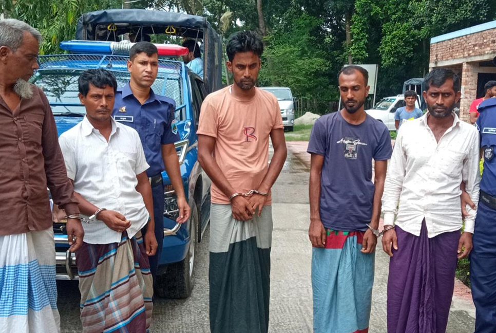 নাটোরে ২২টি গরু উদ্ধার, গ্রেফতার ৬