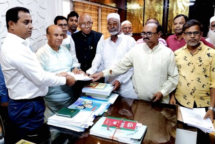 জেলা পরিষদ নির্বাচনে চেয়ারম্যান পদে আওয়ামী লীগের দুই নেতার মনোনয়ন জমা