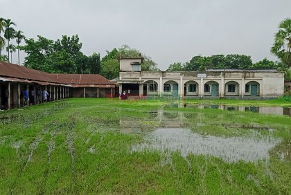 সামান্য বৃষ্টিতেই শ্রেণিকক্ষে পানি, শিক্ষা কার্যক্রম ব্যাহত