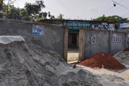 ফুলপুর বিএডিসির উপজেলা বীজ বিক্রয় কেন্দ্রের দেয়াল নির্মাণ কাজ পরিদর্শন 