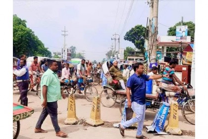 সিংড়ায় যানজট নিরসনে রাস্তায় মেয়র 