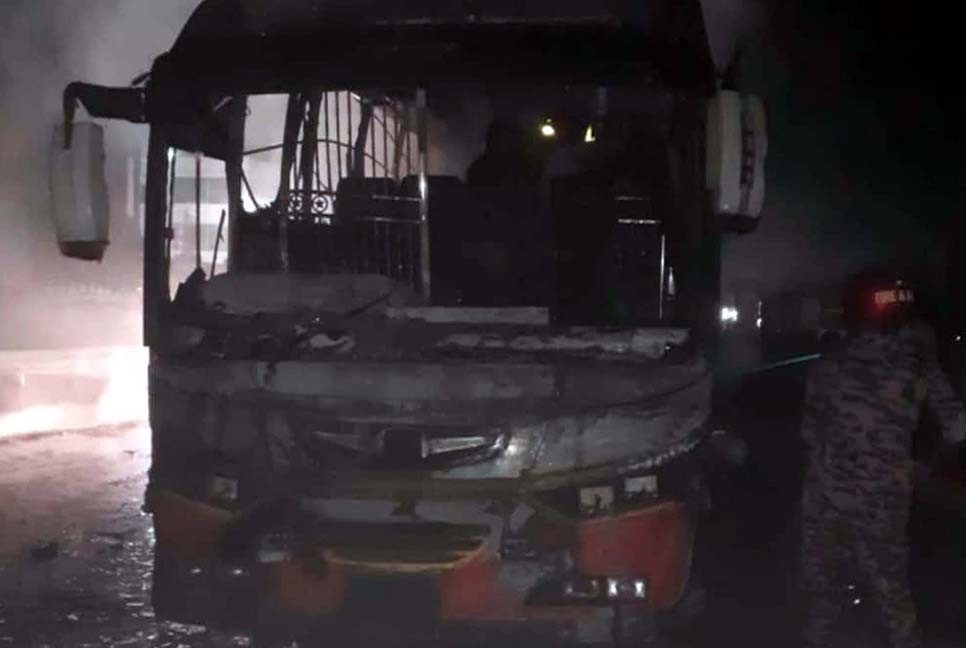 যাত্রীবাহী বাসে আগুন, অল্পের জন্য রক্ষা পেলেন যাত্রীরা