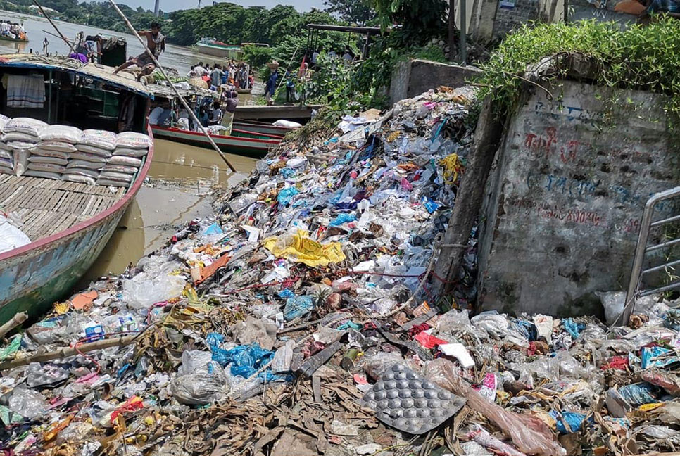 শ্রীপুরে শীতলক্ষ্যার ঘাটে বর্জ্যের স্তুপ, দুর্ভোগ চরমে