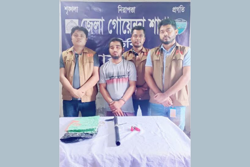 অস্ত্র রেখে প্রতিপক্ষকে ফাঁসাতে গিয়ে ফাঁসলেন নিজেই
