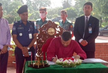 জাতীয় স্মৃতিসৌধে ভারতীয় বিদায়ী হাইকমিশনারের শ্রদ্ধা