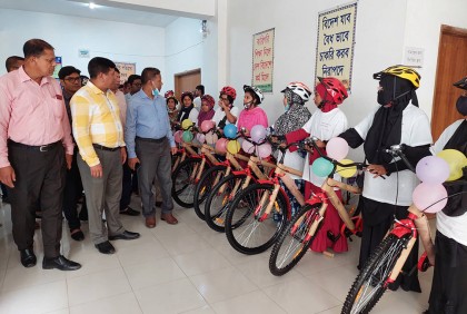 নেত্রকোনায় বন্যায় ক্ষতিগ্রস্ত শিক্ষার্থীদের মাঝে বাইসাইকেল বিতরণ 