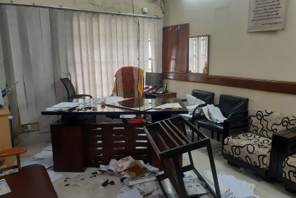 ইবি উপাচার্যের পিএসকে হেনস্তার অভিযোগ, অফিস ভাঙচুর