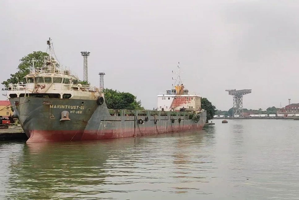 কলকাতা বন্দরে ডুবে যাওয়া বাংলাদেশি জাহাজের ভিতর থাকা সব কন্টেইনার উদ্ধার 