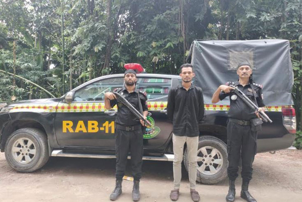 বিদেশী মদসহ শীর্ষ সন্ত্রাসী গ্রেফতার
