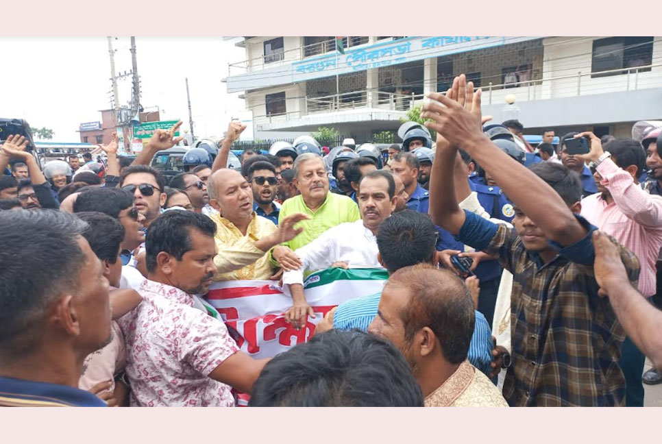 বরগুনায় পুলিশি বাধায় বিএনপির বিক্ষোভ সমাবেশ