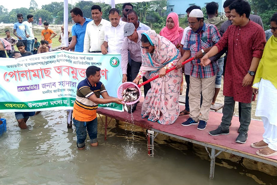 বগুড়ায় পোনামাছ অবমুক্ত 